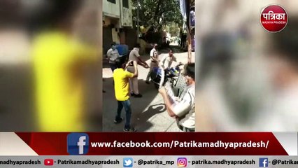Ratlam में घर से बाहर निकले लोगों के साथ पुलिस की मारपीट,  बाइक सवार की थप्पड़ से हो रही पिटाई...
