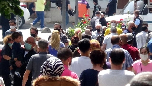 İstanbul'da görüntü değişmedi: Bu kez Sancaktepe'de sosyal mesafe hiçe sayıldı