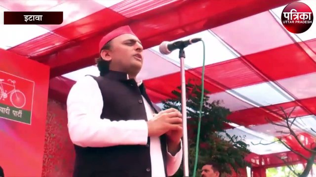 सैफई के Holi समारोह में Akhilesh Yadav ने Shivpal Singh Yadav से लिया आशीर्वाद