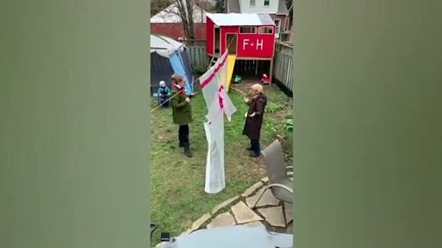 Koronavirüs engel olamadı; annesine sarılmak için 'sarılma eldiveni' tasarladı