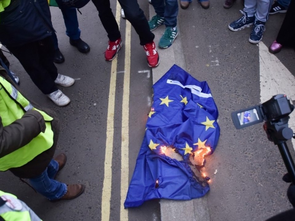 Bis zu drei Jahre Haft: Wer Flaggen verbrennt, wird nun hart bestraft