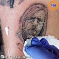 Ce marseillais se fait tatouer le Professeur Didier Raoult sur la cuisse !