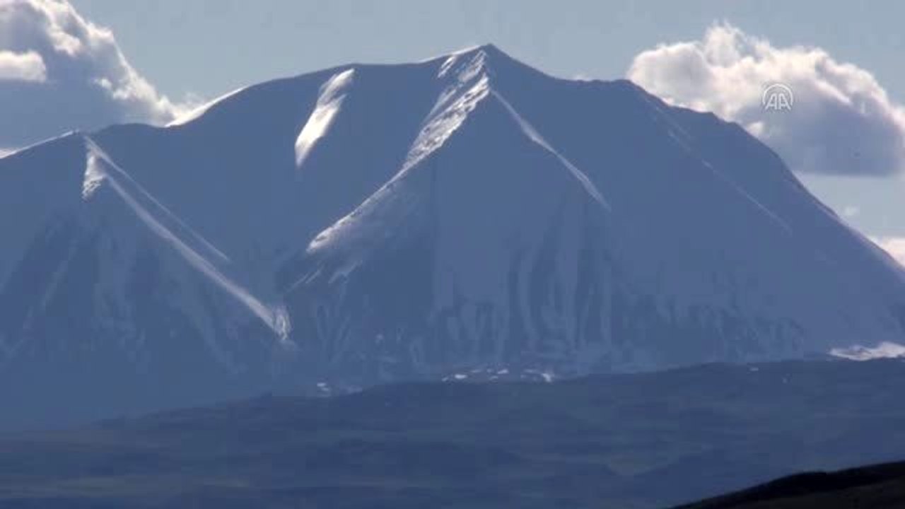 Göçerler yaylaya çıkmak için dağlardaki karların erimesini bekliyor
