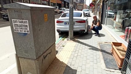 Bursalı esnaf, engellilere ait yolun kapatılmasını 400 bin TL'lik aracını zincirleyerek protesto etti