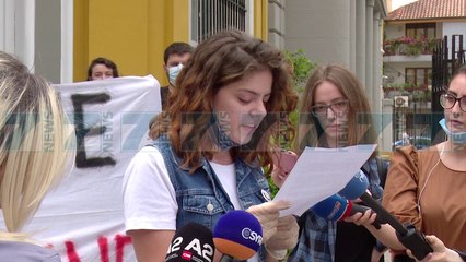 STUDENTET PROTESTOJNE «MESIMI ONLINE, TARIFAT OFFLINE» - News, Lajme - Kanali 7