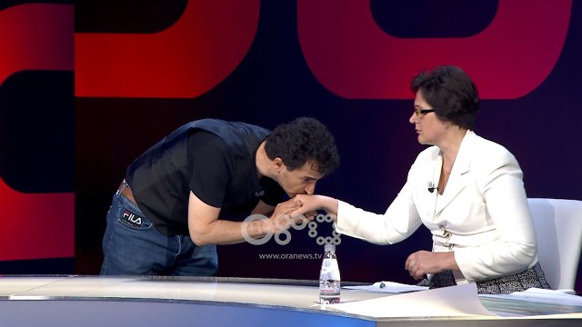 Albano Bogdo bën një veprim të admirueshem. I puth live dorën Ira Kurtit pasi pa videon e dhunimit