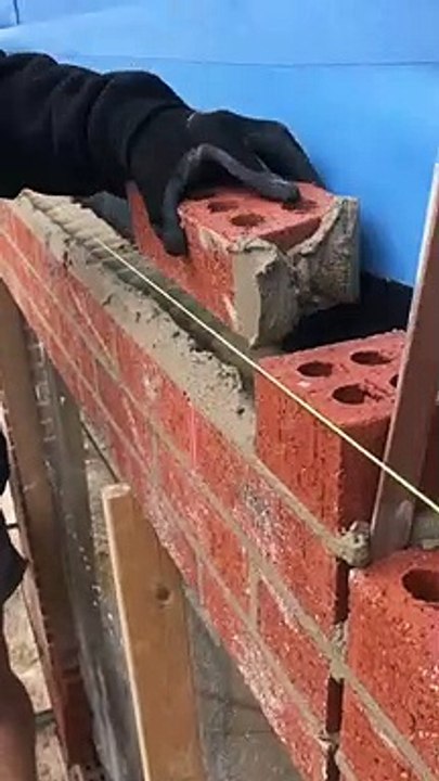Smooth Bricklaying Is Strangely Satisfying to Watch