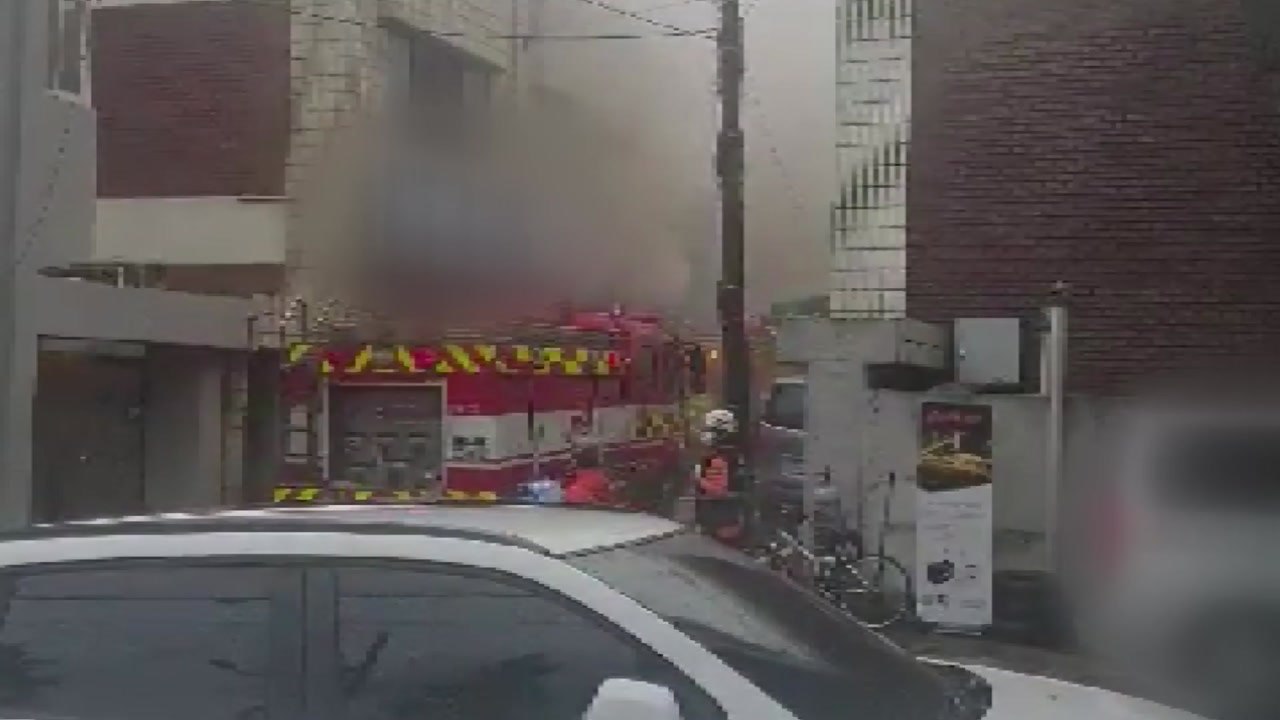 대전 자동차 부품 판매점에서 불...검은 연기에 화들짝 / YTN