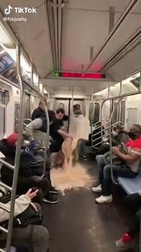 Un influenceur balance des céréales avec du lait dans le métro