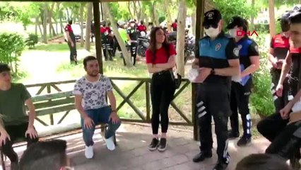 Adana polisinden sokağa çıkan gençlere motosiklet jesti