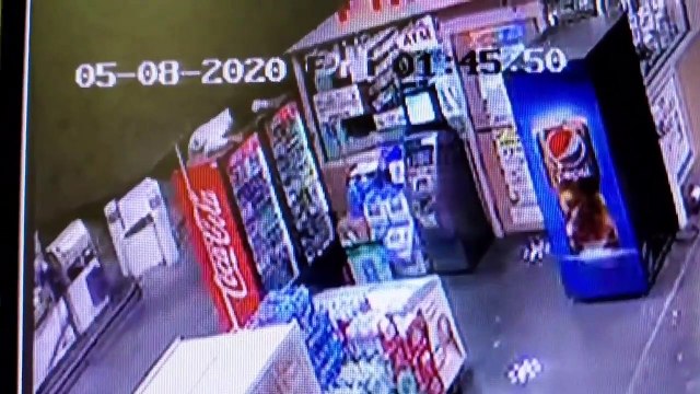 Bêbado rouba bebidas de uma bomba de gasolina ao estilo Missão Impossível