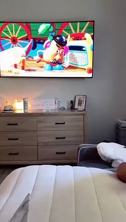O bebé que não quer ser incomodado por nada quando vê o filme Toy Story na TV