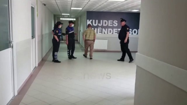 Ora News - Vlorë, 50-vjeçari plagoset me armë zjarri në dorë