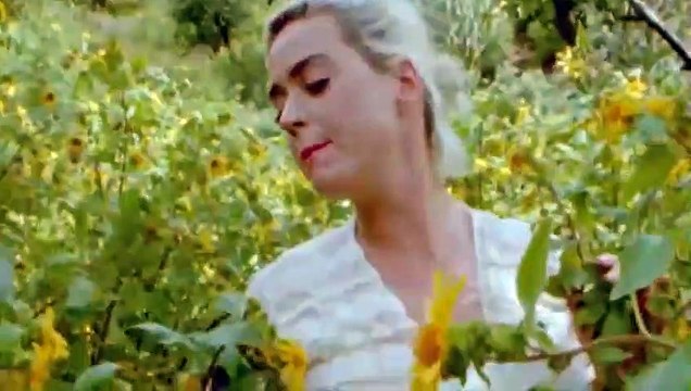 Hamile Katy Perry, yeni teklisi Daisies in klibinde çırılçıplak soyundu