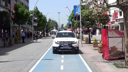 Bolu'da gençler park ve caddeleri doldurdu