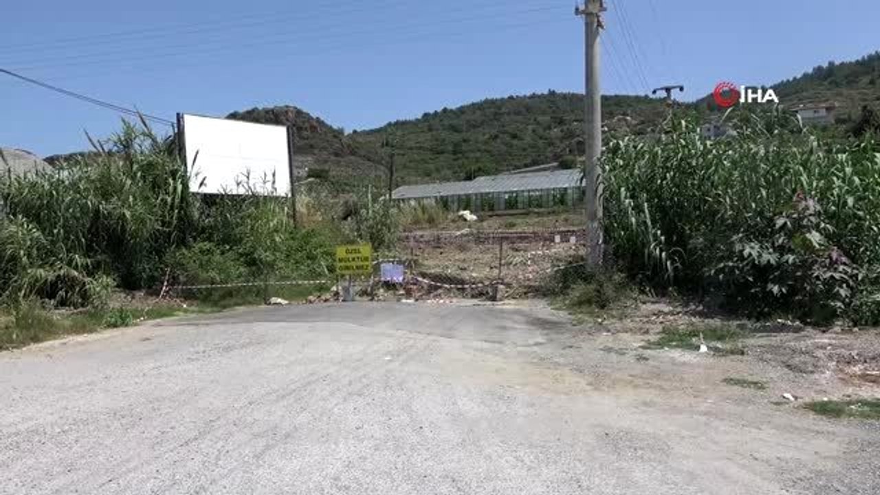 Alanya'da 56 yıldır kullanılan yolu kapatıp tapu senedini tel örgüye astı