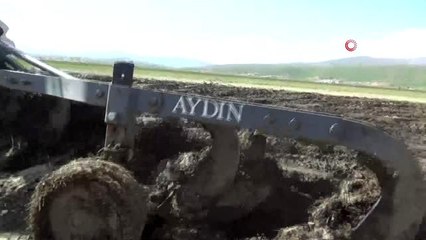 Yüksekova'da çiftçiler şarkılar eşliğinde tohum serpip ekim yaptılar