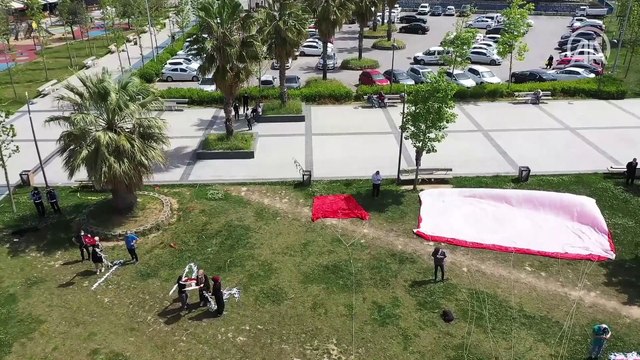 Gençler Pendik'te 60 metrekarelik Türk Bayrağı desenli uçurtmayı uçurdu