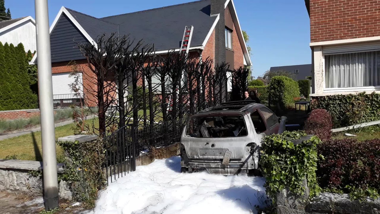 Tournai incendie rue du Crampon haies sapin et voiture
