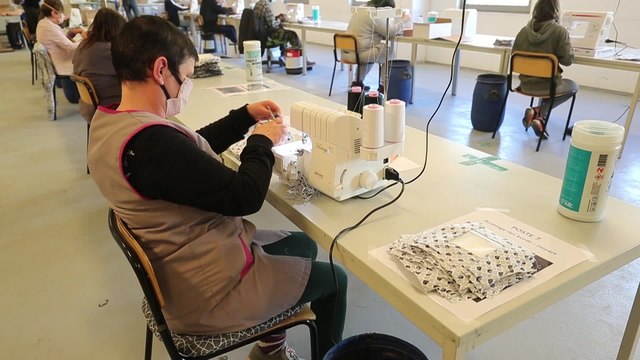 Coronavirus: une entreprise de travail adapté produit des masques pour sourds et malentendants