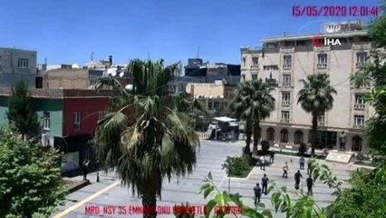 Nusaybin'de sosyal mesafeyle futbol oynayan gençler kamerada