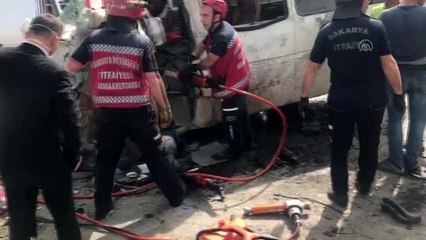 İşçi servisiyle kamyonet çarpıştı: 5 yaralı