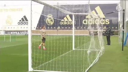 Zidane da protagonismo al balón