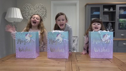 Sophia, Isabella e Alice Mostrando seu Material Escolar de Unicórnio - De Volta para Escola