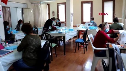 Foça'da gönüllü öğretmenlerden kamu çalışanlarına 10 bin maske