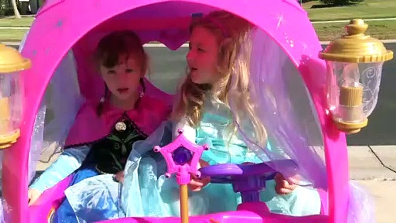Sophia, Isabella e Alice Passeando na Carruagem da Disney Princesas