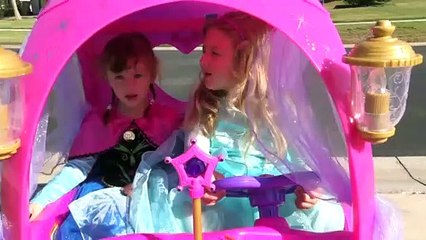 Sophia, Isabella e Alice Passeando na Carruagem da Disney Princesas