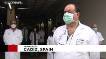 Médicos e enfermeiros espanhóis homenageiam colegas mortos