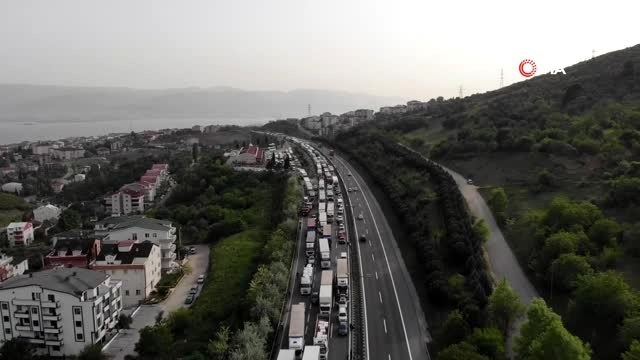 TEM otoyolunda zincirleme kaza sonrası kilometrelerce araç kuyruğu oluştu