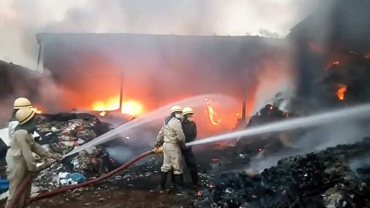सांवेर रोड पर स्क्रैप फेक्ट्री में लगी आग, दमकलें जुटी आग बुझाने में
