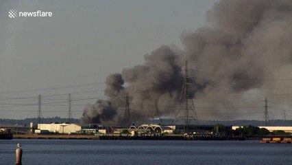 Tải video: Huge smoke plumes spotted from warehouse fire in east London