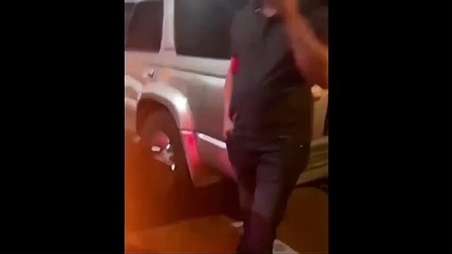 En voulant fuir la police, ces deux hommes heurtent une voiture noire et font un accident.