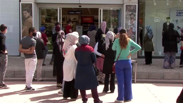 Afyonkarahisar'da çocuklara Kızılay'dan kıyafet yardımı