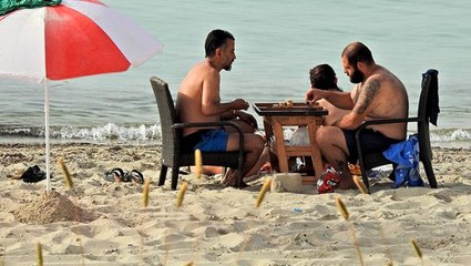 Sokağa çıkma yasağı öncesinde Çeşme'de vatandaşlar plaja akın etti