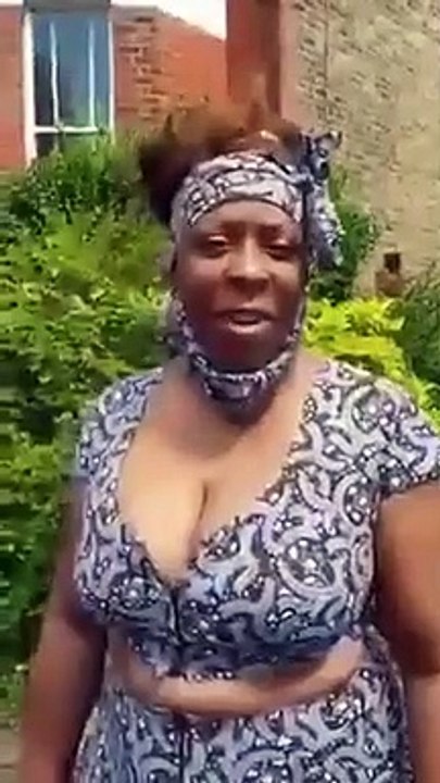 Black woman singing in albanian