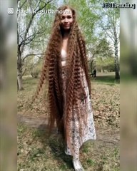 Joven rusa se convierte en una celebridad por no cortar su cabello desde el 2007
