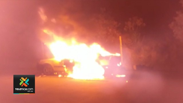 Vehículo se incendia en las inmediaciones de La Sabana n7-Vehículo se incendia en las inmediaciones de La Sabana -150520