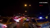 İstanbul'da film gibi kovalamaca! Lüks otomobildeki şüphelileri havaya ateş açan trafik polisleri yakaladı