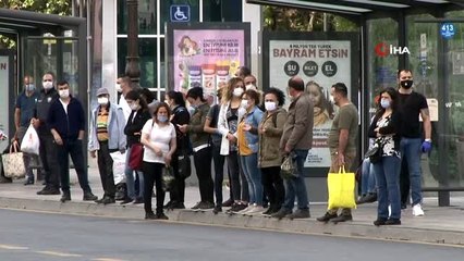 Başkent'te sokağa çıkma kısıtlamasının ilk gününde otobüs durağında yoğunluk