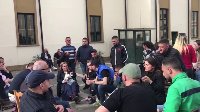Kryemadhi e artistët pasi kaluan natën jashtë në mbrotje të Teatrit