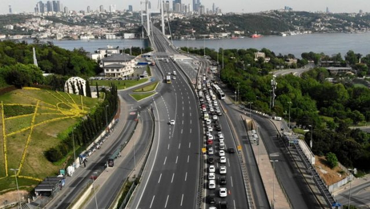 Yasağa rağmen 15 Temmuz Şehitler Köprüsü'nde uzun araç kuyrukları oluştu