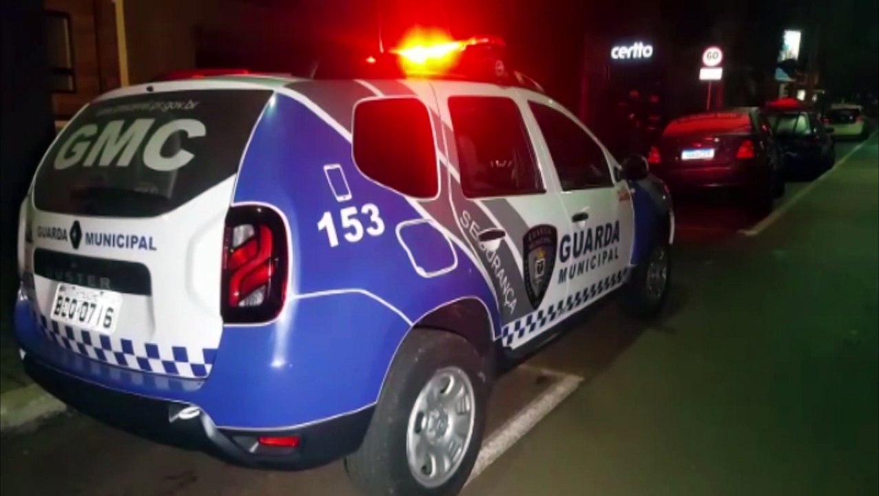 Ao desviar de cachorro motorista atinge veículo contra meio-fio no Centro