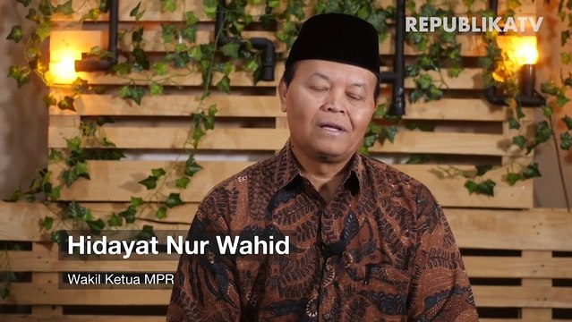 Ilustrasi ngaji bersama keluarga di rumah.