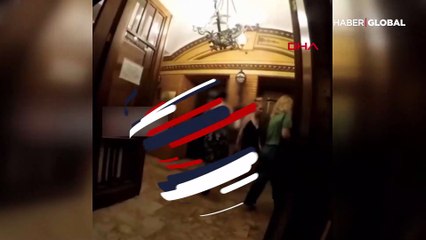 Tarihi Asansör'ün düğmesine ayağıyla bastı, görüntüye tepki yağdı