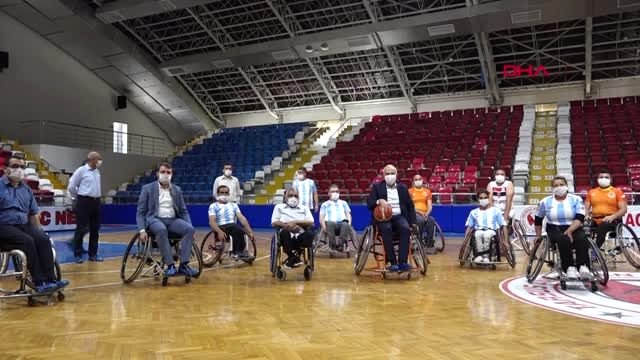 MERSİN Belediye başkanı, engelli sporcularla basketbol oynadı