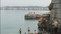 Në Vlorë qytetarët nuk i rezistojnë detit, lahen edhe pse është e ndaluar: S'kemi frikë policinë